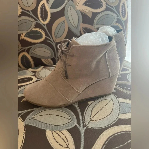 TOMS • Beige Suede Wedge Shoe Booties‎ SIZE 9 - Picture 1 of 10